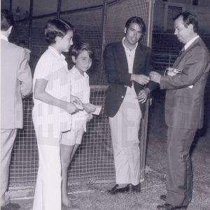 El tenista Manuel Santana con el Alcalde de Aranjuez, Antonio Clavet, y dos niños