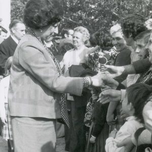 La esposa del Presidente de Portugal saluda a la gente reunida para saludarla a su llegada al Palacio de Aranjuez, su residencia durante su visita a España
