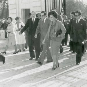 El Presidente de Portugal, Antonio Ramalho, y su esposa; María Manuela Duarte, entrando al Palacio de Aranjuez, su residencia durante su visita a España junto a otras personas