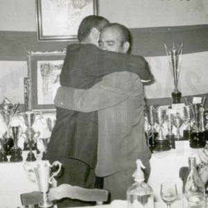 Eusebio, Jefe de Policía Municipal, abrazado al Alcalde de Aranjuez, Manuel García Moreno, en su homenaje