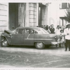 Coche accidentado  en los arcos de la Carrera de Andalucía en Aranjuez, con policía y público