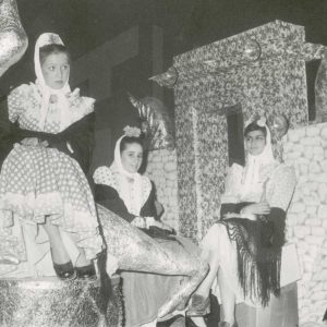 Niñas con traje típico de Madrid en una carroza durante las Fiestas de Aranjuez