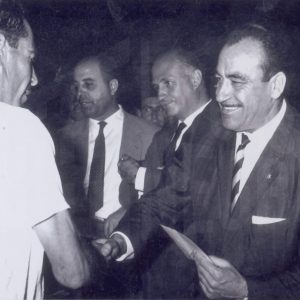 El Alcalde de Aranjuez, Manuel García Moreno, entregando un premio del Concurso de Albañilería