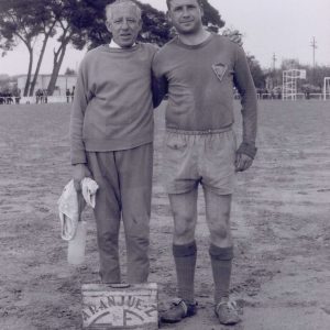 El masajista y un futbolista del Aranjuez C.F. posando en los campos de fútbol de Loyola en Aranjuez