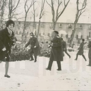 Varias personas jugando con la nieve en el Jardín de Isabel II en Aranjuez
