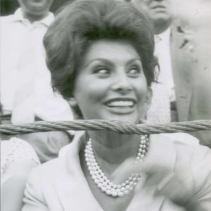 Sofía Loren en la grada de la Plaza de Toros de Aranjuez