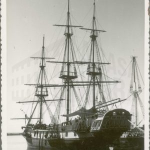 Barco velero en el puerto