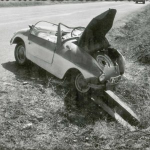 Coche descapotable accidentado en la cuneta de una carretera