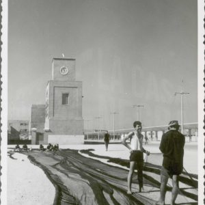 Reparación de redes en un paseo marítimo