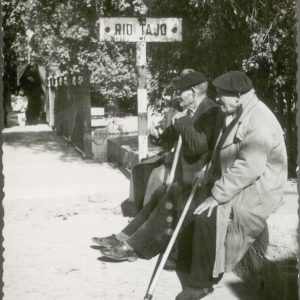 Personas mayores sentadas junto al río Tajo en Aranjuez
