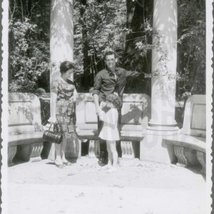 Una pareja con una niña en la Plaza de las Exedras del Jardín de la Isla en Aranjuez