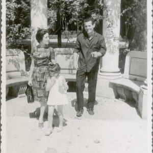 Una pareja con una niña en la Plaza de las Exedras del Jardín de la Isla en Aranjuez