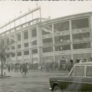 Público entrando al Estadio Santiago Bernabéu en Madrid