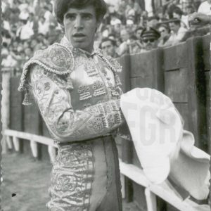 El torero Blas Romero «El Platanito» se seca las manos en un descanso de la faena en la Plaza de Toros de Aranjuez