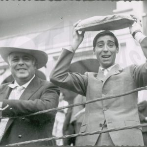 José Fuentes y El Pipo, su apoderado, en una corrida en la Plaza de Toros de Aranjuez
