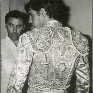 Torero de espaldas junto a otra persona