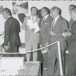 El Alcalde de Aranjuez, Manuel García Moreno, y otras autoridades junto a la maqueta de la Ciudad Social de Ancianos «Francisco Franco» la residencia