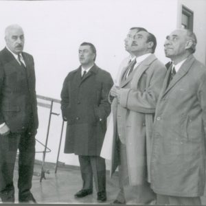 El Gobernador Civil de Madrid, Jesús López-Cancio,  junto al Alcalde de Aranjuez, Manuel García Moreno, y a otras personas en su visita al Asilo de San Isidro en Aranjuez