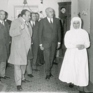 El Gobernador Civil de Madrid, Jesús López-Cancio,  junto al Alcalde de Aranjuez, Manuel García Moreno, y a otras personas en su visita al Asilo de San Isidro en Aranjuez