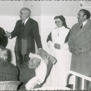 El Gobernador Civil de Madrid, Jesús López-Cancio,  junto al Alcalde de Aranjuez, Manuel García Moreno, y a otras personas en su visita al Asilo de San Isidro en Aranjuez