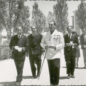 El Alcalde de Aranjuez, Manuel García Moreno, regresa de una procesión acompañado por los bedeles del Ayuntamiento
