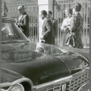 Varias personas junto a un coche delante de la Casa del Labrador en Aranjuez