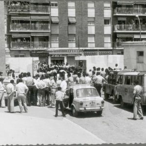 Público congregado en una de las salidas del antiguo Campo de Fútbol de Aranjuez con presencia policial tras una agresión al árbitro