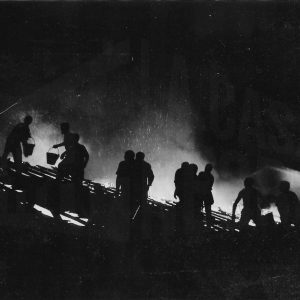 Personas en el tejado de la empresa MAFE (Manufacturas Fotográficas Españolas) apagando un incendio, en Aranjuez
