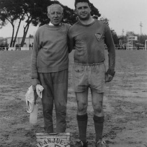 El masajista y un futbolista del Aranjuez C.F. posando en los campos de fútbol de Loyola en Aranjuez