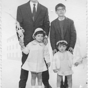 Retrato de dos niños y dos niñas