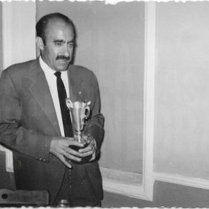 El Jefe de la Policía Municipal, de Aranjuez, Eusebio, con la copa que le acaban de entregar