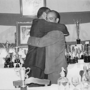 El Jefe de la Policía Municipal, de Aranjuez, Eusebio, se abraza con la persona que le acaba de entregar un premio