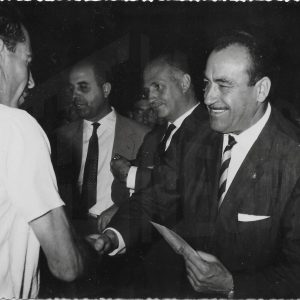 El Alcalde de Aranjuez, Manuel García Moreno, entregando un premio del Concurso de Albañilería