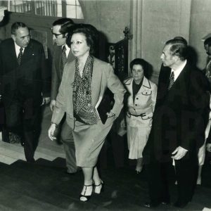 El Presidente de Portugal, Antonio Ramalho Eanes, su esposa María Manuela, de visita oficial en España, y otras personas suben por las escaleras del Palacio Real de Aranjuez