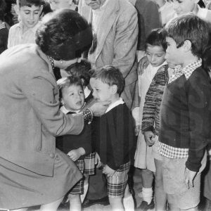 María Manuela Duarte, esposa del Presidente de Portugal, saluda a unos niños a su llegada a Aranjuez en visita oficial a España.