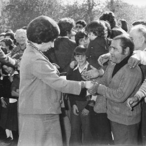 El Presidente de Portugal, Antonio Ramalho Eanes, y su esposa María Manuela, de visita oficial en España, saludan a las personas congregadas a su llegada a Aranjuez