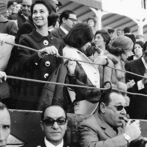 La princesa Sofía y otras personas en la Plaza de Toros de Aranjuez