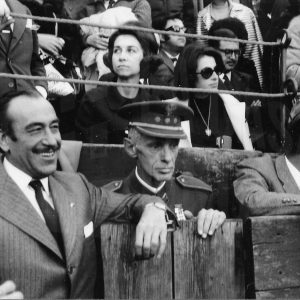 La princesa Sofía, el Alcalde de Aranjuez, Manuel García Moreno, y otras personas en la Plaza de Toros de Aranjuez