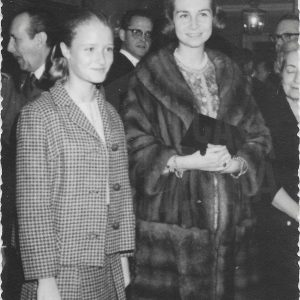 La princesa Sofía, en visita oficial a Aranjuez, con una niña y otras personas