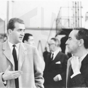 El príncipe Juan Carlos y otras personas durante una visita oficial a MAFE (Manufacturas Fotográficas Españolas) en Aranjuez