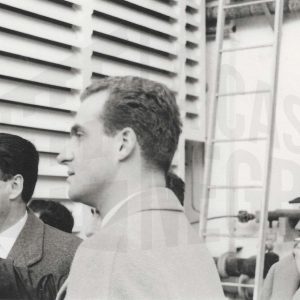 El príncipe Juan Carlos, el Director General de MAFE (Manufacturas Fotográficas Españolas), Miguel Salis Balzola, y el Alcalde de Aranjuez, Manuel García Moreno, durante una visita oficial a la fábrica