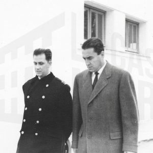 El Director General de MAFE (Manufacturas Fotográficas Españolas), Miguel Salis Balzola, y otra persona durante la visita oficial del príncipe Juan Carlos a la fábrica de Aranjuez
