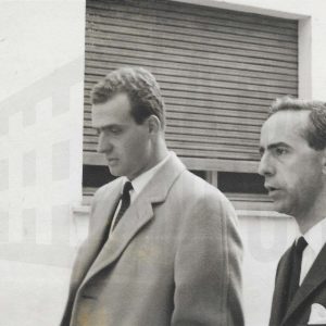 El príncipe Juan Carlos y otra persona durante la visita oficial a la fábrica de MAFE (Manufacturas Fotográficas Españolas) en Aranjuez