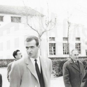 El príncipe Juan Carlos y otras personas durante la visita oficial a la fábrica de MAFE (Manufacturas Fotográficas Españolas) en Aranjuez