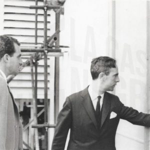 El príncipe Juan Carlos y otra persona durante la visita oficial a la fábrica de MAFE (Manufacturas Fotográficas Españolas) en Aranjuez