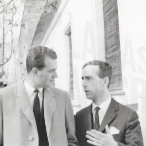 El príncipe Juan Carlos y otra persona durante la visita oficial a la fábrica de MAFE (Manufacturas Fotográficas Españolas) en Aranjuez