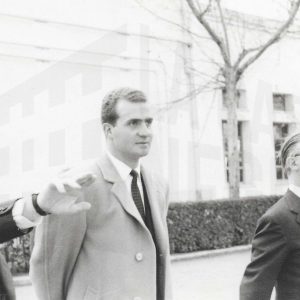 El príncipe Juan Carlos y otra persona durante la visita oficial a la fábrica de MAFE (Manufacturas Fotográficas Españolas) en Aranjuez