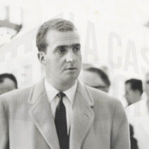 El príncipe Juan Carlos en visita oficial a la fábrica de MAFE (Manufacturas Fotográficas Españolas) en Aranjuez