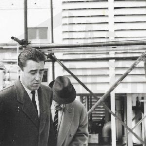 El Director General de MAFE (Manufacturas Fotográficas Españolas), Miguel Salis Balzola, y otras personas durante la visita oficial del príncipe Juan Carlos a la fábrica de Aranjuez