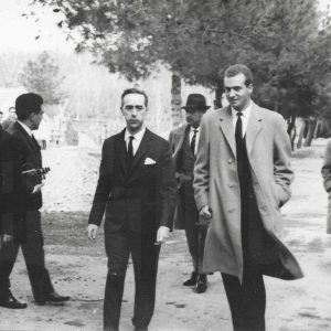 El príncipe Juan Carlos y otras personas durante la visita oficial a la fábrica de MAFE (Manufacturas Fotográficas Españolas) en Aranjuez